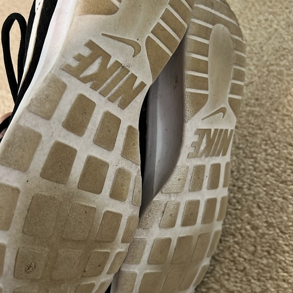 Nike black and white sneakers size 7.5 barely worn - Picture 3 of 4